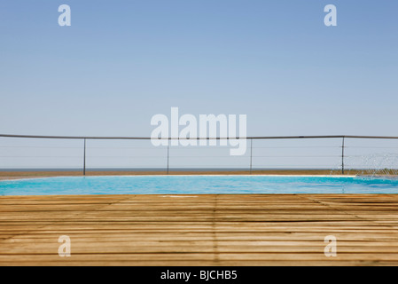 Swimmingpool im Freien mit Holzdeck Stockfoto