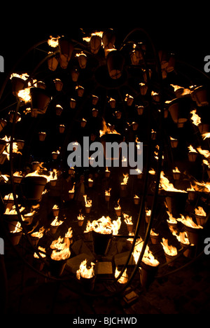 Feuerschein Event von der französischen Firma Carabosse in der Royal Mile, Edinburgh, Schottland, Bestandteil der Stadt Hogmanay Celbrations. Stockfoto