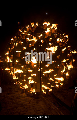 Feuerschein Event von der französischen Firma Carabosse in der Royal Mile, Edinburgh, Schottland, Bestandteil der Stadt Hogmanay Celbrations. Stockfoto