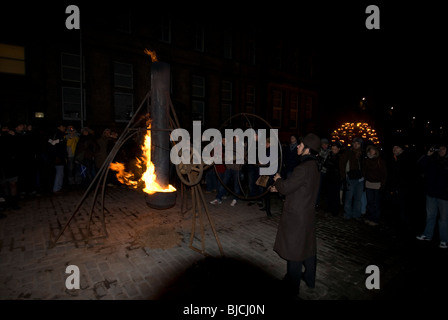 Feuerschein Event von der französischen Firma Carabosse in der Royal Mile, Edinburgh, Schottland, Bestandteil der Stadt Hogmanay Celbrations. Stockfoto