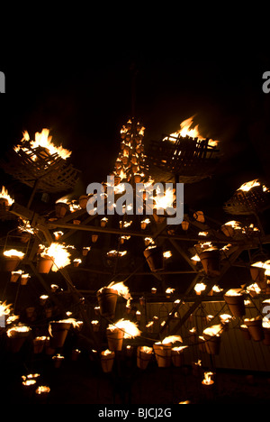 Feuerschein Event von der französischen Firma Carabosse in der Royal Mile, Edinburgh, Schottland, Bestandteil der Stadt Hogmanay Celbrations. Stockfoto