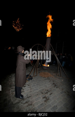 Feuerschein Event von der französischen Firma Carabosse in der Royal Mile, Edinburgh, Schottland, Bestandteil der Stadt Hogmanay Celbrations. Stockfoto