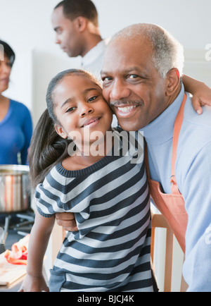 African American Großvater umarmt Enkelin Stockfoto