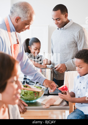 Afroamerikanische Familie gemeinsam kochen Stockfoto