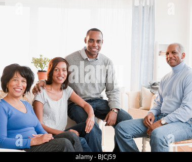 Afroamerikanische Familie sitzt im Wohnzimmer Stockfoto