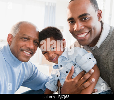 African American Großvater lächelnd mit Sohn und Enkel Stockfoto