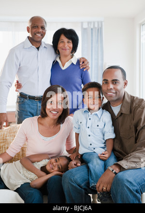 Afroamerikanische Familie sitzt im Wohnzimmer Stockfoto