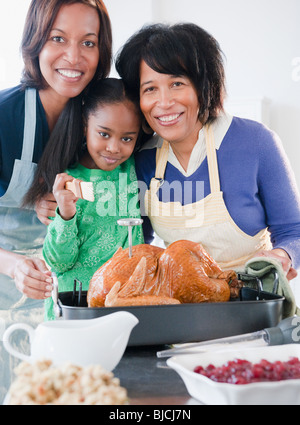 Schwarze Familie Thanksgiving-Dinner vorbereiten Stockfoto