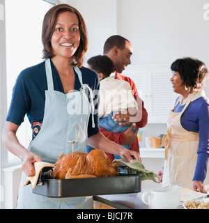Schwarze Frau Vorbereitung Thanksgiving-dinner Stockfoto