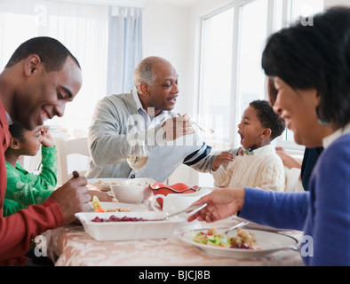 Afroamerikanische Familie Thanksgiving-Dinner genießen Stockfoto