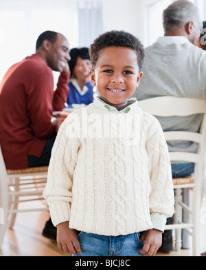 African American Boy lächelnd mit Familie im Hintergrund Stockfoto