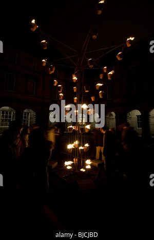 Feuerschein Event von der französischen Firma Carabosse in der Royal Mile, Edinburgh, Schottland, Bestandteil der Stadt Hogmanay Celbrations. Stockfoto