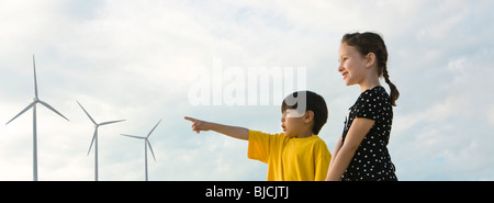 Kinder auf der Suche an Windenergieanlagen Stockfoto