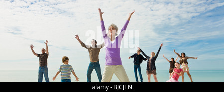 Gruppe von Menschen springen vor Freude Stockfoto