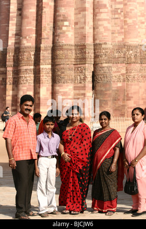 New Delhi-Indien. Tourismus im Qutb Minar-Komplex Stockfoto