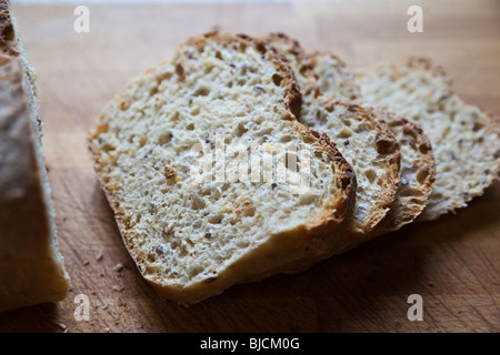Frisches Vollkornbrot. Charles Lupica Stockfoto