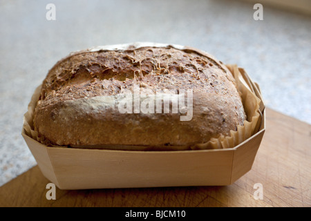 Frisches Vollkornbrot. Charles Lupica Stockfoto