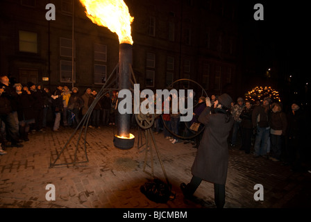 Feuerschein Event von der französischen Firma Carabosse in der Royal Mile, Edinburgh, Schottland, Bestandteil der Stadt Hogmanay Celbrations. Stockfoto