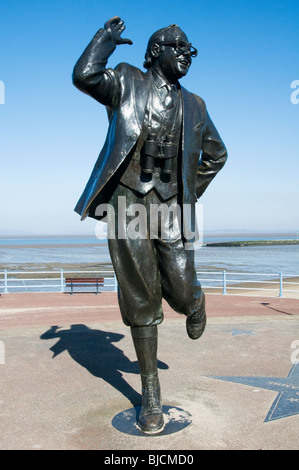 Eric Morecombe Statue auf Morecombe Bay Strand Lancashire uk Komiker Comedy Ernie wise doppelte handeln Bronze Denkmal Stockfoto