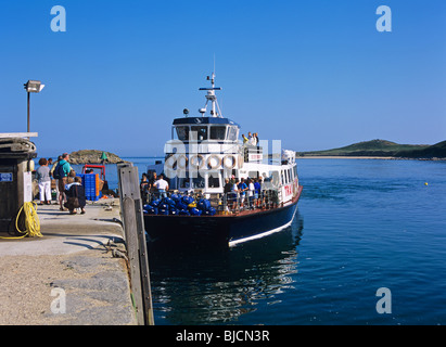 Fähren von Guernsey Ankunft am Kai des Hafens Herm Stockfoto