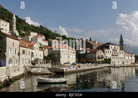 Perast, Altstadt, St. Nicholas Church, Kirche unserer lieben Frau vom Rosenkranz, oktogonaler Turm, Bucht von Kotor, Montenegro Stockfoto