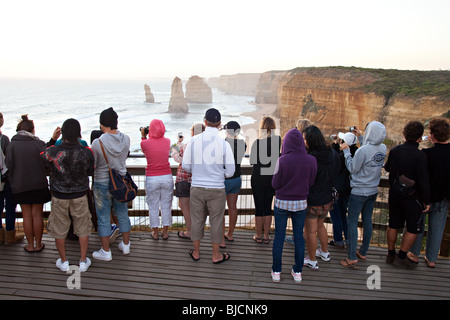 Touristen beobachten Sonnenuntergang, zwölf Apostel, Port Campbell National Park, Victoria, Australien. Stockfoto