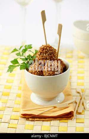 Huhn-Frikadellen mit Sesam. Rezept zur Verfügung. Stockfoto