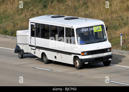 M25 Autobahn Mini-Bus Bus schleppen Gepäck Anhänger verdeckt Gesicht und Nummernschild Stockfoto