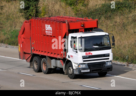 Roter Biffa-Kutschwagen auf DAF CF White Power Unit Chassis LKW-Fahrerhaus Sattelzugmaschine Motorwagen LKW ein Nutzfahrzeug auf der M25 Autobahn Essex England Großbritannien Stockfoto