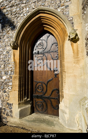 Reich verzierte Eiche Seitentür innerhalb einer gotischen Stil Arch in St Mary Pfarrkirche Chesham Buckinghamshire UK Stockfoto