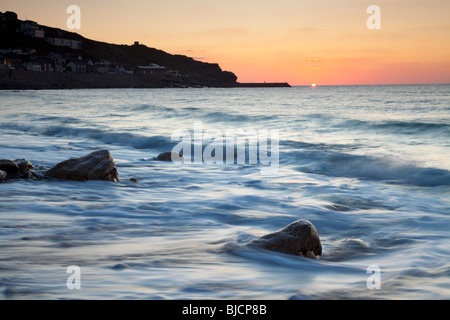 Sonnenuntergang am Strand von Sennen Cove, Cornwall England UK Stockfoto