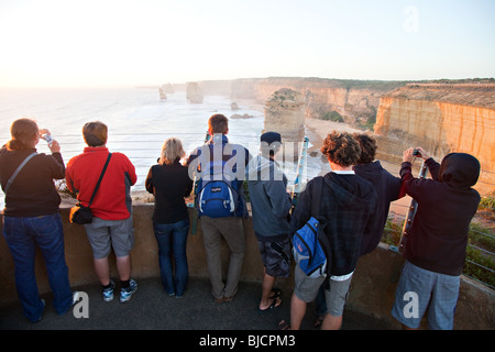 Touristen beobachten Sonnenuntergang, zwölf Apostel, Port Campbell National Park, Victoria, Australien. Stockfoto