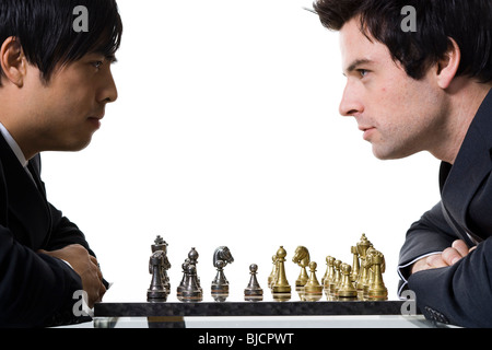 Männer spielen Schach Stockfoto