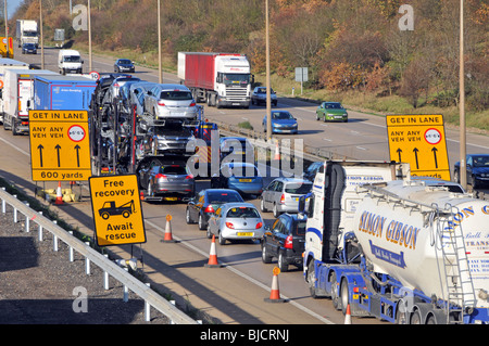 M25 Autobahnarbeiten in der richtigen Spurweite & kostenlose Fahrzeugpanne Erholung Zeichen Autos LKW LKW im Stillstand Stau Essex England Großbritannien Stockfoto