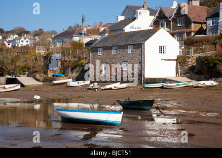 Boote auf dem Fluss Yealm bei Ebbe, Noss Mayo Devon England Stockfoto