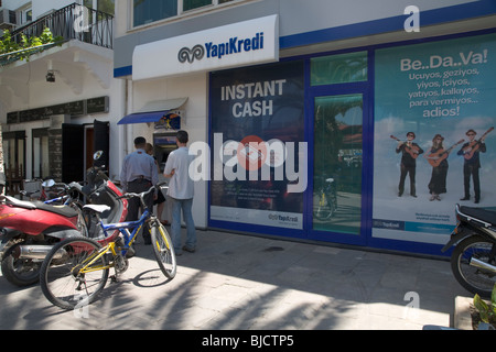 Linie der Kunden darauf warten, um Bargeld aus der lokalen türkischen Bank ATM Bodrum Türkei Stockfoto