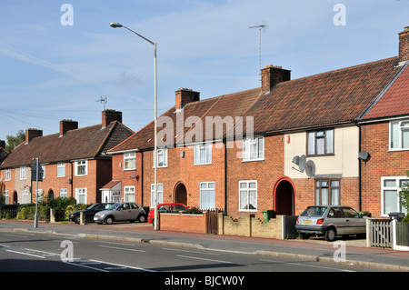 Reihenhäuser auf dem East London Becontree Housing Estate A Massive LCC sozialrat Entwicklung jetzt Teil privaten Vorgärten Parkplätze in Großbritannien Stockfoto