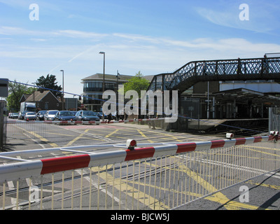 Verkehr nach unten an einem Bahnübergang mit den Barrieren aufbauen Stockfoto