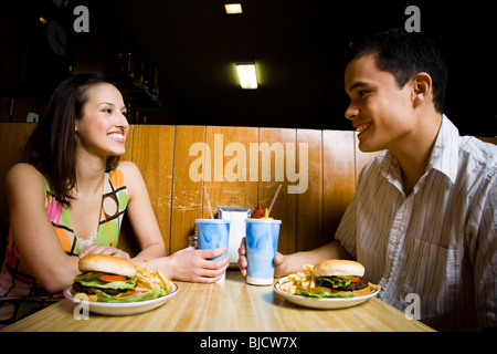 Mann und Frau Essen Stockfoto