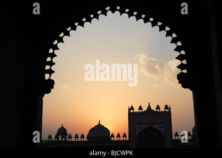 Sonnenuntergang am Jami Masjid in Fatehpur Sikri während der zweiten Hälfte des 16. Jahrhunderts aus rotem Sandstein gebaut; Agra; Uttar Pradesh; Indien Stockfoto