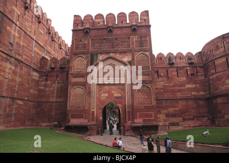 Touristen in Agra Fort erbaut von Großmogul von rotem Sand Stein am Fluss Yamuna gemacht; Agra; Uttar Pradesh; Indien Stockfoto