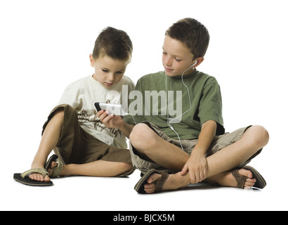 Big Brother und Little Brother mit MP3-Player. Stockfoto