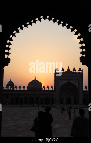 Sonnenuntergang am Jami Masjid in Fatehpur Sikri während der zweiten Hälfte des 16. Jahrhunderts aus rotem Sandstein gebaut; Agra; Uttar Pradesh; Indien Stockfoto