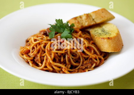 Spaghetti Bolognese mit Knoblauchbrot Stockfoto