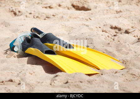 Flossen und Schnorchel Maske in Strandsand Stockfoto