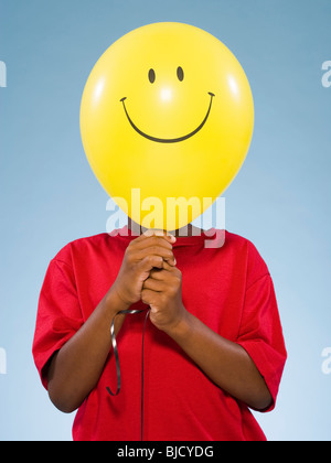 Kind hält einen Ballon. Stockfoto
