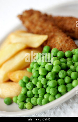 Frittierte Fischstäbchen mit Chunky Kartoffelchips und Erbsen auf Teller serviert Stockfoto