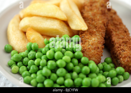 Frittierte Fischstäbchen mit Chunky Kartoffelchips und Erbsen auf Teller serviert Stockfoto