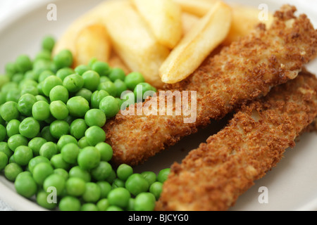 Frittierte Fischstäbchen mit Chunky Kartoffelchips und Erbsen auf Teller serviert Stockfoto