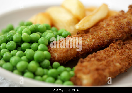 Frittierte Fischstäbchen mit Chunky Kartoffelchips und Erbsen auf Teller serviert Stockfoto